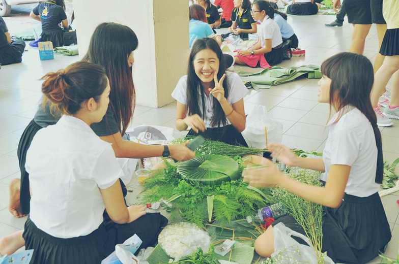 泰国博仁大学拜师节，学生手工制作捧花